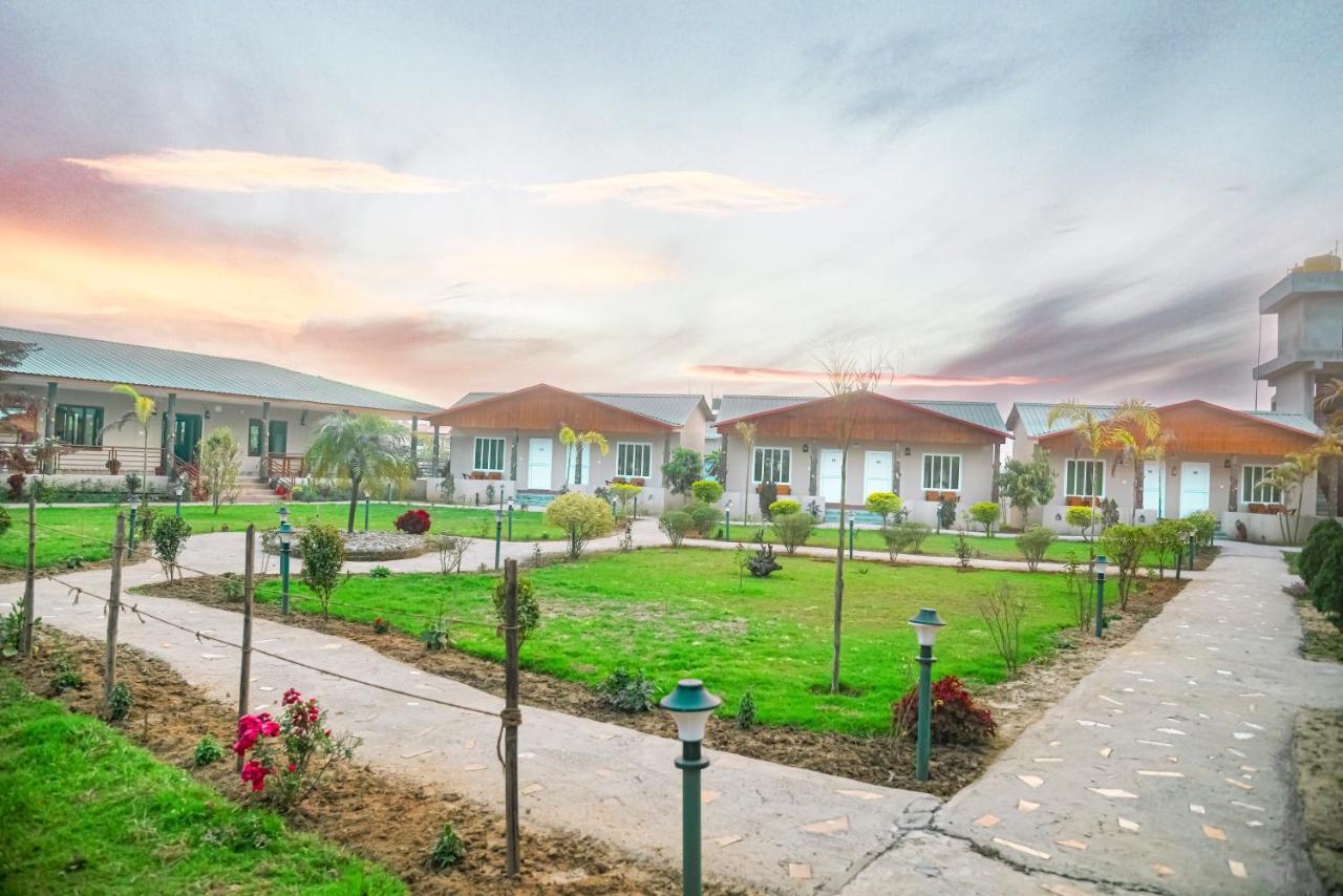 Hotel Greenland Safari Sauraha Kültér fotó