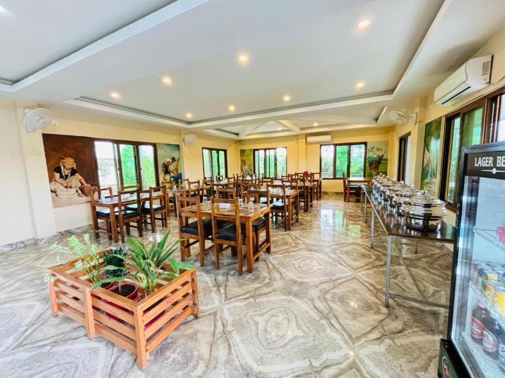 Hotel Greenland Safari Sauraha Kültér fotó